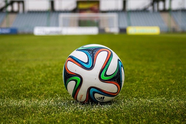 fotbalový míč na trávníku